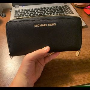 Michael Kors black wallet (Jet set continental)